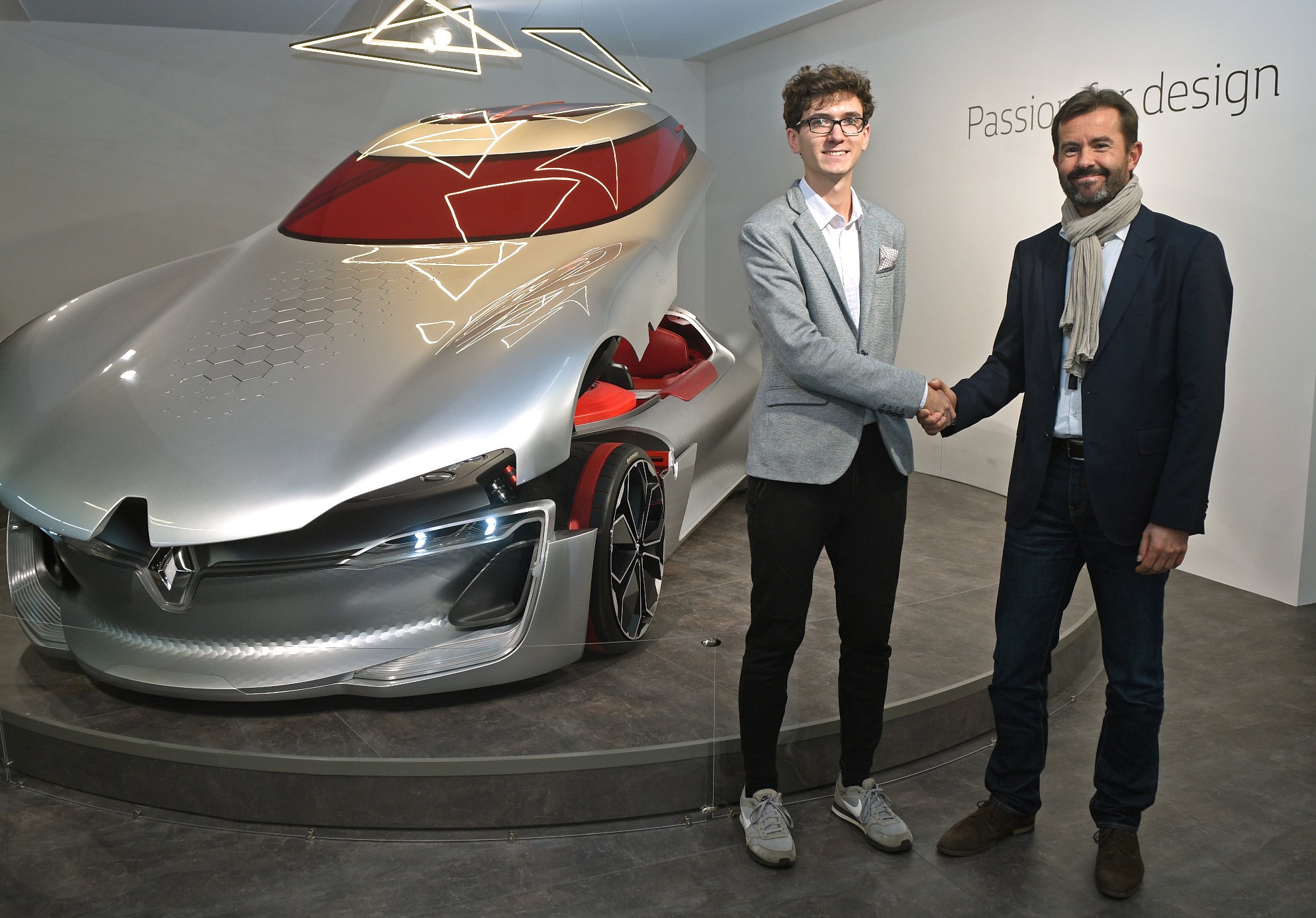 Zwyciezca-Jakub-Fochtman-i-Antoine-Genin-Dyrektor-Designu-Wewnetrznego-Grupy-Renault JAKUB FOCHTMAN ZWYCIĘZCĄ KONKURSU RENAULT